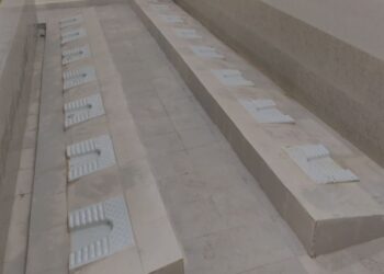 ஜாலியா பேசிக்கிட்டே போகலாம்னு…! தடுப்பின்றி கட்டப்பட்ட கழிவறை