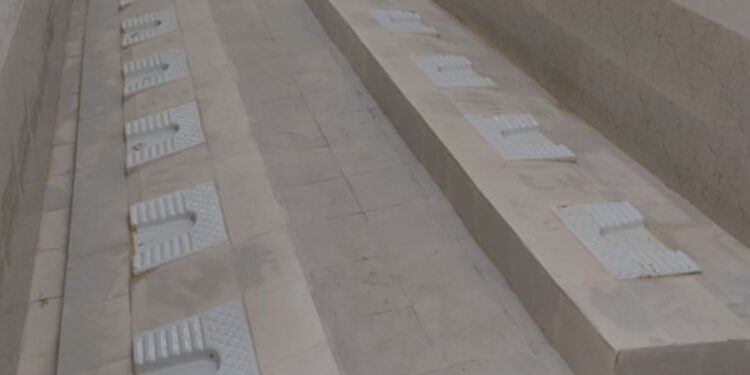 ஜாலியா பேசிக்கிட்டே போகலாம்னு…! தடுப்பின்றி கட்டப்பட்ட கழிவறை