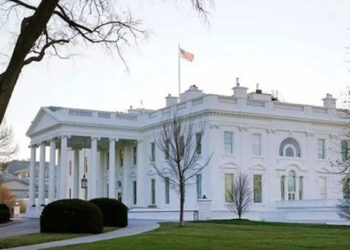 வெள்ளை மாளிகையில் டிரம்ப் : மாளிகையில் சீறிப்பாய்ந்த கார்.