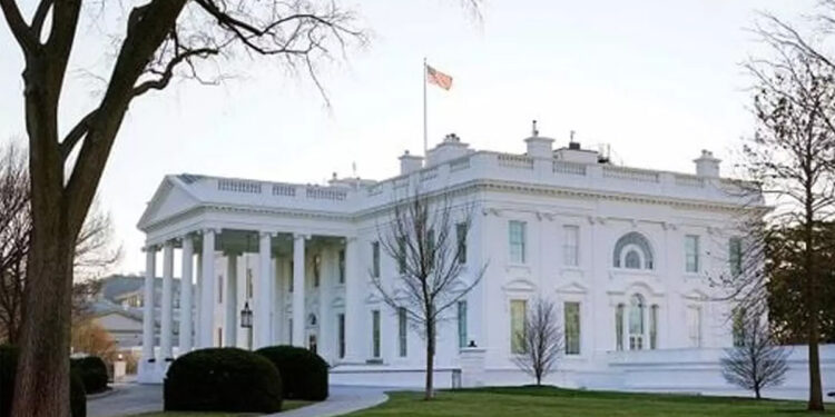 வெள்ளை மாளிகையில் டிரம்ப் : மாளிகையில் சீறிப்பாய்ந்த கார்.