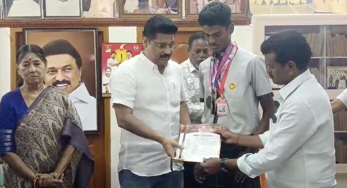 தமிழக பள்ளிக்கல்வித்துறை நடத்திய மாவட்ட மற்றும் மாநில அளவிலான விளையாட்டுபோட்டிகளில் வெற்றி கௌதமசிகாமணியிடம் வாழ்த்து