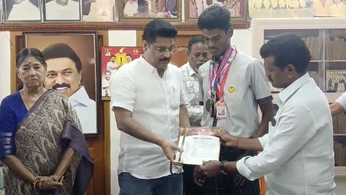 தமிழக பள்ளிக்கல்வித்துறை நடத்திய மாவட்ட மற்றும் மாநில அளவிலான விளையாட்டுபோட்டிகளில் வெற்றி கௌதமசிகாமணியிடம் வாழ்த்து