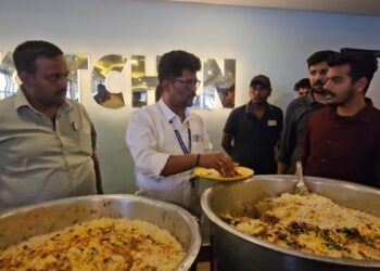 சுற்றுலாப் பயணிகளுக்குச் சுகாதாரமான உணவு: கொடைக்கானலில் உணவுப் பாதுகாப்புத் துறை திடீர் சோதனை! பழைய உணவுகள் அழிப்பு, ₹6,000 அபராதம் விதிப்பு.