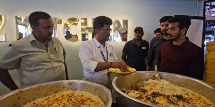 சுற்றுலாப் பயணிகளுக்குச் சுகாதாரமான உணவு: கொடைக்கானலில் உணவுப் பாதுகாப்புத் துறை திடீர் சோதனை! பழைய உணவுகள் அழிப்பு, ₹6,000 அபராதம் விதிப்பு.