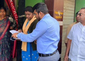 ”திண்டுக்கல்லில் வீடுதோறும் ஆட்சியர்: வாக்காளர் பட்டியல் திருத்தப் பணியை மாவட்ட தேர்தல் அலுவலர் சரவணன் ஆய்வு! 7 தொகுதிகளிலும் 83.97% படிவங்கள் விநியோகம் நிறைவு.”