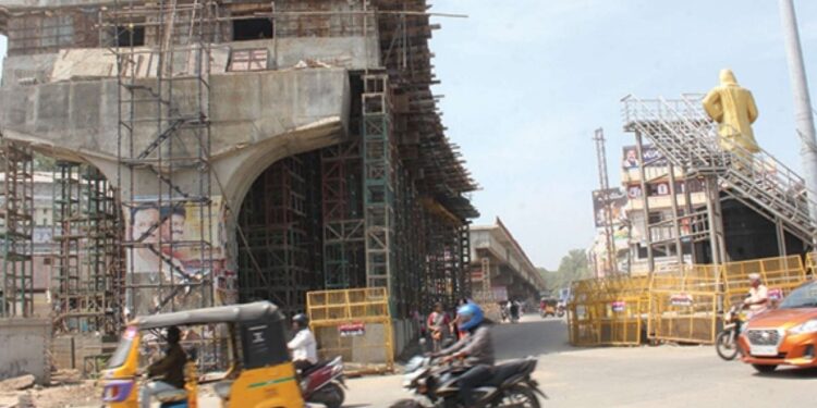 மதுரையில் உள்ள கோரிப்பாளையம்- சிம்மக்கல் இடையே மேம்பாலப் பணிகள் விரைவாக நடைபெறுவதால், போக்குவரத்து நெரிசல் விரைவில் குறையும் பொதுக்கள் மகிழ்ச்சி