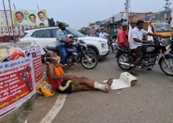 ‘பிண’ வேடத்தில் போக்குவரத்து காவலர்: நத்தம் ரவுண்டானாவில் நூதனப் போராட்டம்! போக்குவரத்துக் காவலர் இல்லாத அவலத்தைக் கண்டித்து பொதுமக்களில் ஒருவர் நூதன வேடம்; காவல்துறை அலட்சியத்திற்குப் பொதுமக்கள் கண்டனம்.