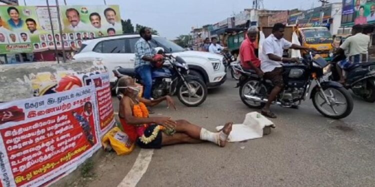 ‘பிண’ வேடத்தில் போக்குவரத்து காவலர்: நத்தம் ரவுண்டானாவில் நூதனப் போராட்டம்! போக்குவரத்துக் காவலர் இல்லாத அவலத்தைக் கண்டித்து பொதுமக்களில் ஒருவர் நூதன வேடம்; காவல்துறை அலட்சியத்திற்குப் பொதுமக்கள் கண்டனம்.