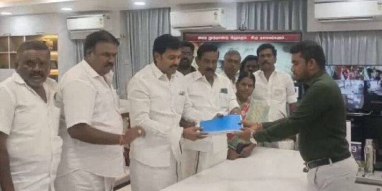 வேடசந்தூரில் 12,213 இரட்டை வாக்காளர்கள்! அதிமுக புகார் மனு: தேர்தல் ஆணையம் தலையிட கோரிக்கை. ஒரே நபருக்கு மூன்று வாக்குகள் உள்ள அதிர்ச்சி தகவல்!