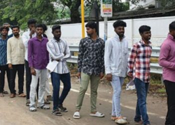 3,644 சீருடைப் பணியிடங்களுக்கான எழுத்துத் தேர்வு: மதுரை மாவட்டத்தில் 16,000க்கும் அதிகமானோர் பங்கேற்பு!