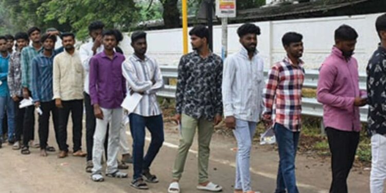 3,644 சீருடைப் பணியிடங்களுக்கான எழுத்துத் தேர்வு: மதுரை மாவட்டத்தில் 16,000க்கும் அதிகமானோர் பங்கேற்பு!