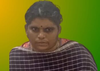 பட்டா பெயர் மாற்ற லஞ்சம்: ரூ.20 ஆயிரத்தை நைட்டியில் மறைக்க முயன்ற வி.ஏ.ஓ. – பல்லடத்தில் லஞ்ச ஒழிப்புப் போலீஸ் அதிரடி கைது.