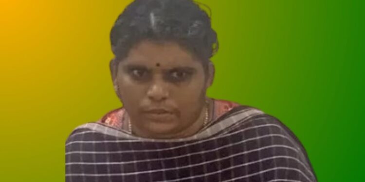 பட்டா பெயர் மாற்ற லஞ்சம்: ரூ.20 ஆயிரத்தை நைட்டியில் மறைக்க முயன்ற வி.ஏ.ஓ. – பல்லடத்தில் லஞ்ச ஒழிப்புப் போலீஸ் அதிரடி கைது.