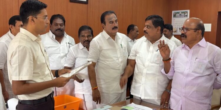 “வாக்காளர் படிவங்கள் கையாளும் முறையில் முறைகேடுகளுக்கு வாய்ப்பு”: பூத் ஏஜெண்டுகளுக்கு அதிகாரம் அளிப்பதற்கு அதிமுக எதிர்ப்பு!