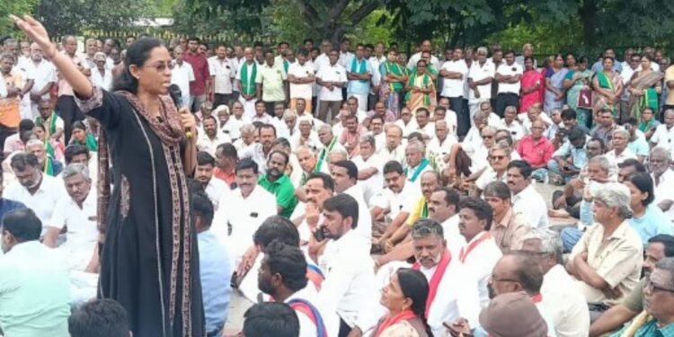 கரூர் வெண்ணெமலை கோயில் நிலப் பிரச்சனை: போராட்டம்