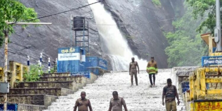 குற்றாலம் அருவிகளில் பாதுகாப்பு அலர்ட்