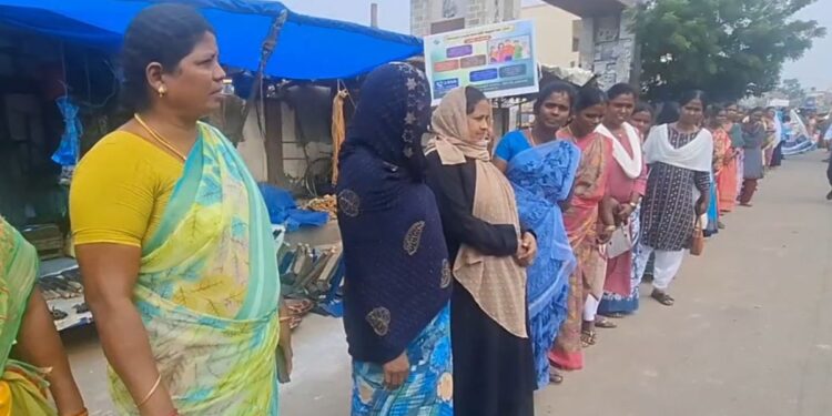 நத்தத்தில் வாக்காளர் விழிப்புணர்வு மனிதச் சங்கிலி