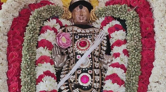 மயிலாடுதுறை மாயூரநாதர் ஆலய காவிரி துலா உற்சவத்தை முன்னிட்டு திருத்தேர்களில் பஞ்சமூர்த்திகள்