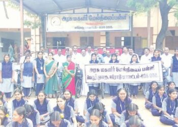 பெருந்துறையில் மாணவிகளுக்கு 208 இலவச சைக்கிள்கள் வழங்கல்