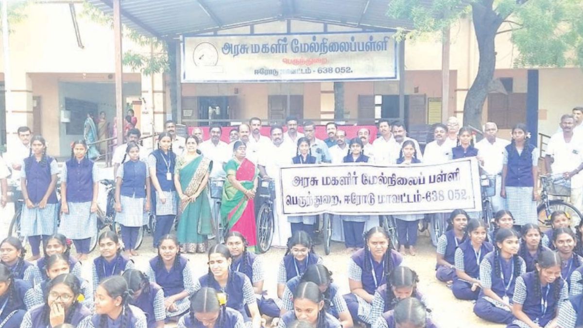 பெருந்துறையில் மாணவிகளுக்கு 208 இலவச சைக்கிள்கள் வழங்கல்