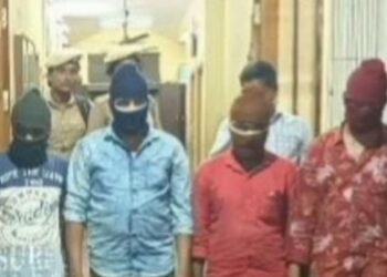 பல்லடம் அருகே தம்பதியிடம் ரூ.9 லட்சம் வழிப்பறி  4 பேர் கைது