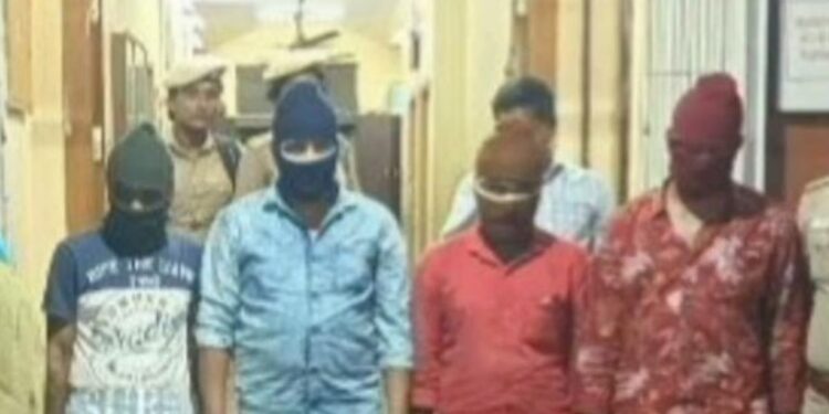 பல்லடம் அருகே தம்பதியிடம் ரூ.9 லட்சம் வழிப்பறி  4 பேர் கைது