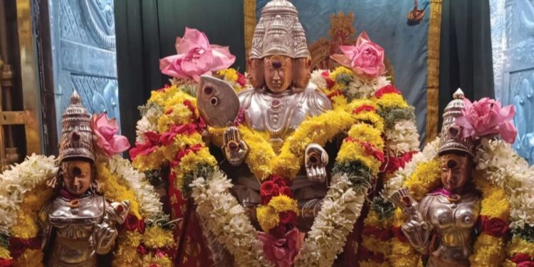 பழனி முருகன் மலைக்கோவிலில் காப்புக்கட்டுடன் திருக்கார்த்திகை தீபப் பண்டிகை தொடக்கம்