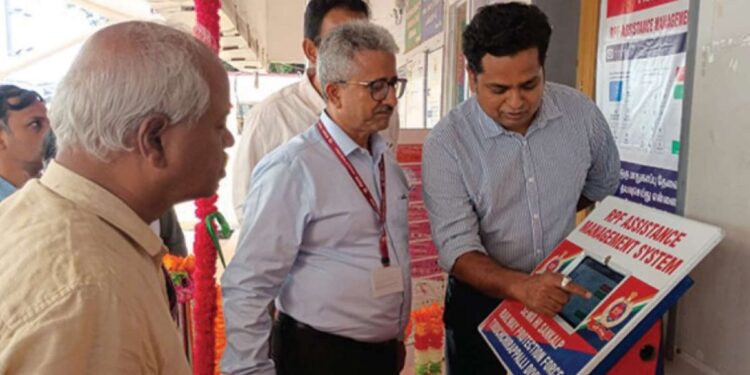 ஸ்ரீரங்கம் ரயில் நிலையத்தில் பயணிகள் புகார் பெற புதிய டிஜிட்டல் இயந்திரம் அறிமுகம்