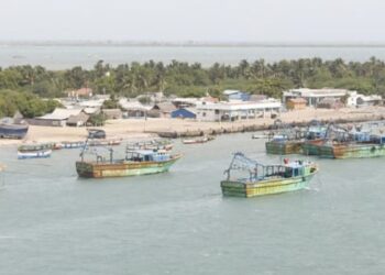 ராமநாதபுரம் முழுவதும் கடும் காற்று மழை: படகுகள் ஆபத்தில், நகரம் இருள் சூழ்ந்தது