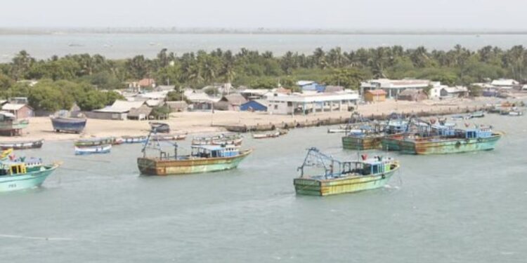 ராமநாதபுரம் முழுவதும் கடும் காற்று மழை: படகுகள் ஆபத்தில், நகரம் இருள் சூழ்ந்தது