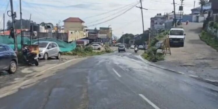 கொடைக்கானல் லாஸ்காட் சாலை கழிவு நீர் குழாய் உடைந்து துர்நாற்றம்