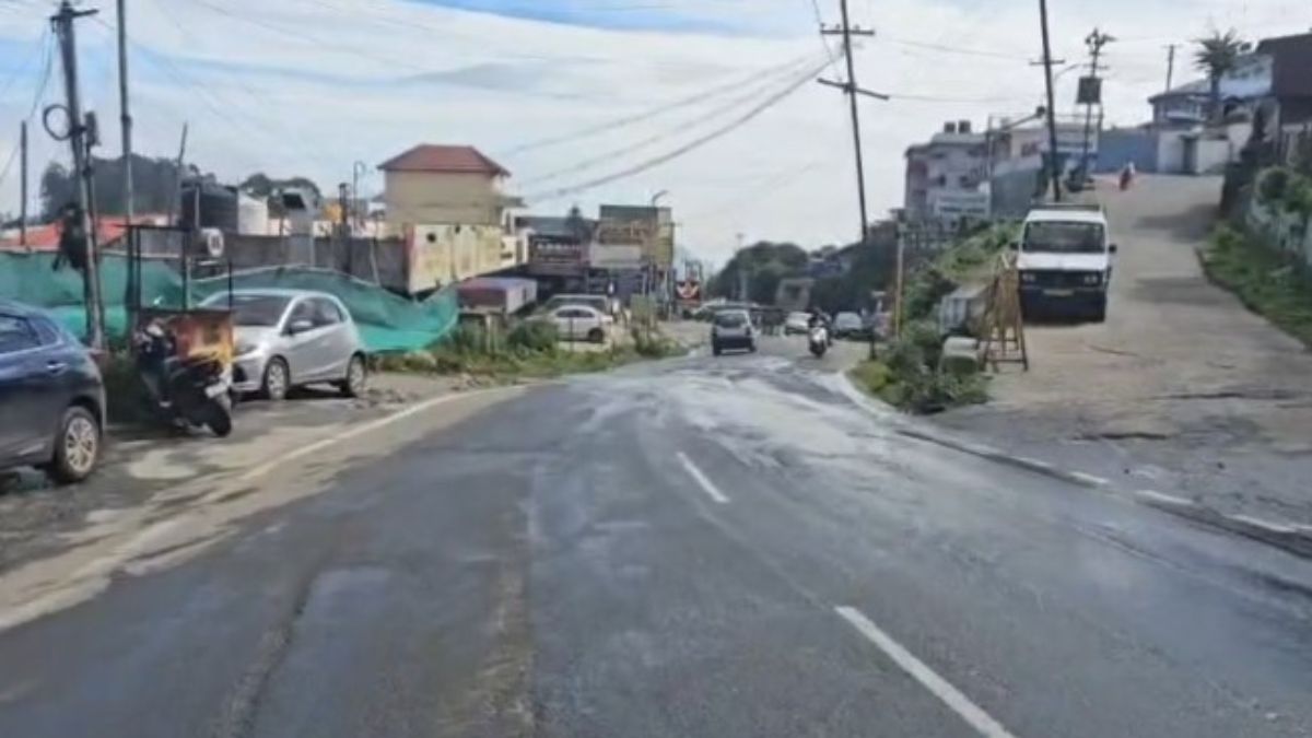 கொடைக்கானல் லாஸ்காட் சாலை கழிவு நீர் குழாய் உடைந்து துர்நாற்றம்