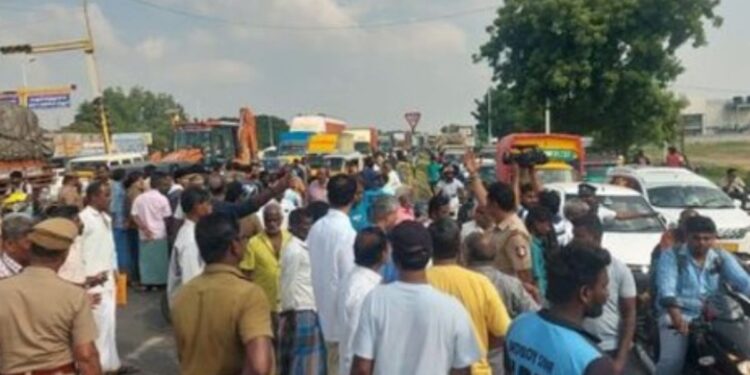 திருச்சி சென்னை நெடுஞ்சாலையில் சுரங்கப் பாதை கோரி சாலை மறியல்  போக்குவரத்து முடங்கியது