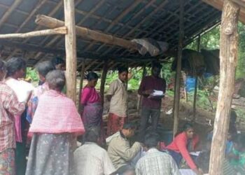 பழங்குடி கிராமத்தில் வாக்காளர் படிவங்கள் விநியோகம்!