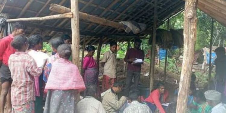 பழங்குடி கிராமத்தில் வாக்காளர் படிவங்கள் விநியோகம்!