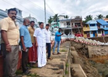 சுசீந்திரம் தெப்பக்குளம் மதில் இடிந்தது – திட்டமின்றி தூர் வாருதல் காரணம் என எம்.எல்.ஏ தளவாய்சுந்தரம் குற்றச்சாட்டு!