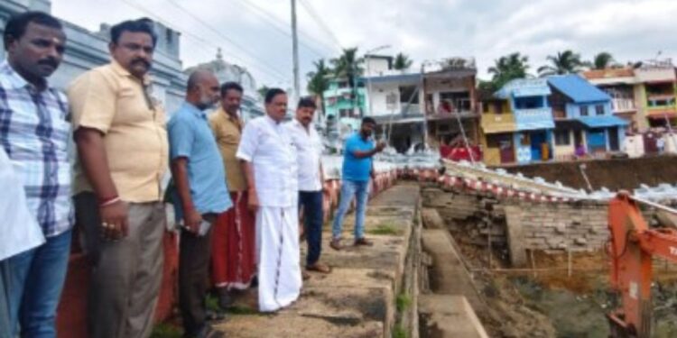 சுசீந்திரம் தெப்பக்குளம் மதில் இடிந்தது – திட்டமின்றி தூர் வாருதல் காரணம் என எம்.எல்.ஏ தளவாய்சுந்தரம் குற்றச்சாட்டு!