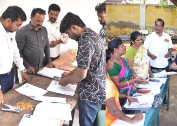 2,124 வாக்குச்சாவடி மையங்களில் மாவட்ட ஆட்சியர் ஆய்வு