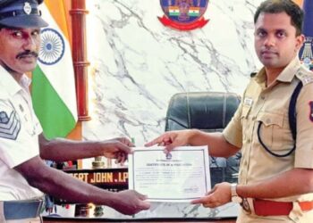 இரயில் முன் சிக்கிய தாய் பசுவையும் கன்றையும் காப்பாற்றிய தூத்துக்குடி தலைமை காவலர்!