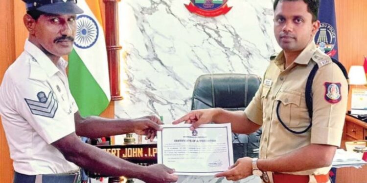 இரயில் முன் சிக்கிய தாய் பசுவையும் கன்றையும் காப்பாற்றிய தூத்துக்குடி தலைமை காவலர்!