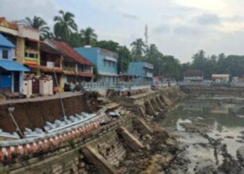 சுசீந்திரம் தெப்பக்குளம் அபாய நிலையில்! –மதில் இடிந்து பக்தர்கள் அச்சம்”