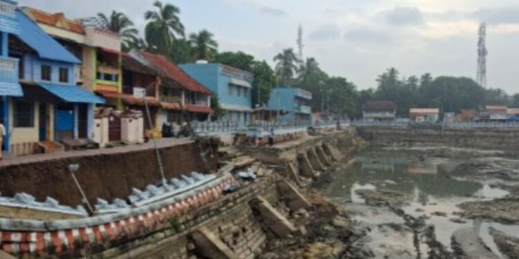 சுசீந்திரம் தெப்பக்குளம் அபாய நிலையில்! –மதில் இடிந்து பக்தர்கள் அச்சம்”