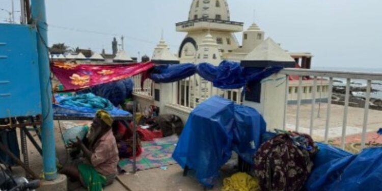 கன்னியாகுமரி கடற்கரையில் சீர்கேடு: காந்தி, காமராஜர் மண்டபம்  ஆக்ரமிப்பு அதிகரிப்பு!