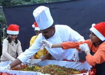 கிறிஸ்துமஸ் கோலாகலம் ஆரம்பம்: 150 கிலோ பிளம் கேக் தயாரிப்பு!