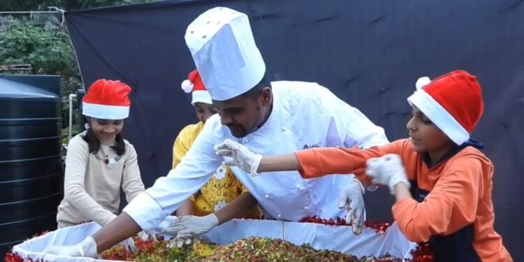 கிறிஸ்துமஸ் கோலாகலம் ஆரம்பம்: 150 கிலோ பிளம் கேக் தயாரிப்பு!