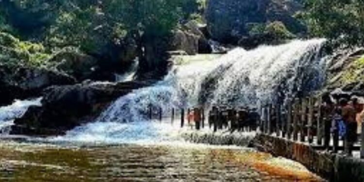 பஞ்சலிங்க அருவியில் சுற்றுலா பயணிகள் கூட்டம்