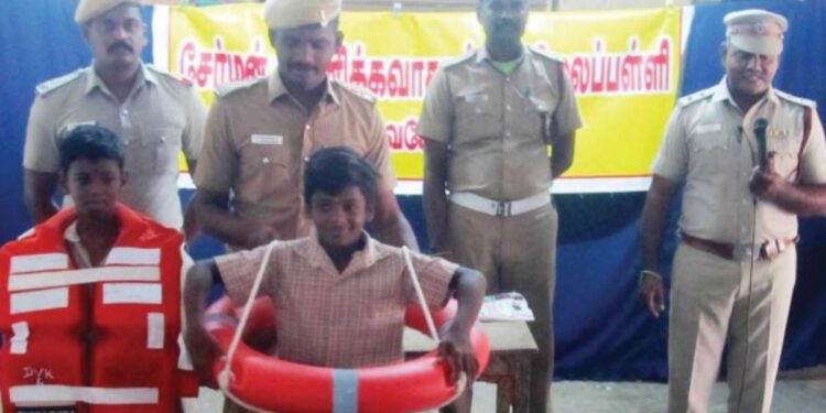 பள்ளி மாணவர்களுக்காகத் தீயணைப்புத் துறையின் பேரிடர் மேலாண்மைப் பயிற்சி.