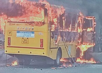 பள்ளிக் குழந்தைகளை ஏற்றிச் சென்றபோது தீப்பிடித்து எரிந்த வேன்..!