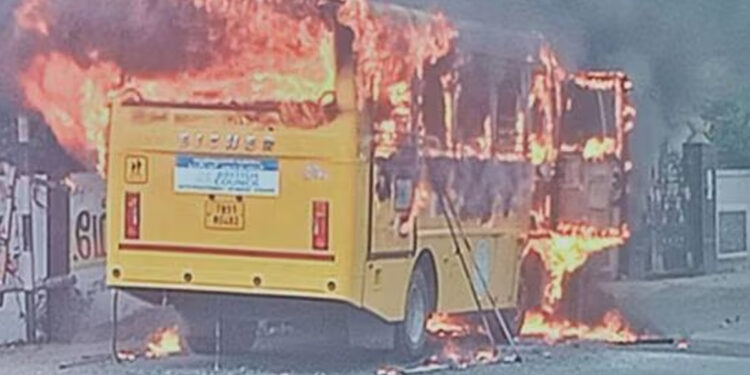 பள்ளிக் குழந்தைகளை ஏற்றிச் சென்றபோது தீப்பிடித்து எரிந்த வேன்..!