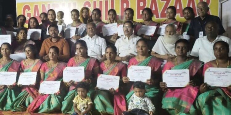 ‘காந்தி சில்ப் பஜார்’ கண்காட்சியில் பயிற்சி பெற்ற பெண்களுக்கு எம்.எல்.ஏ. பூமிநாதன் சான்றிதழ்!